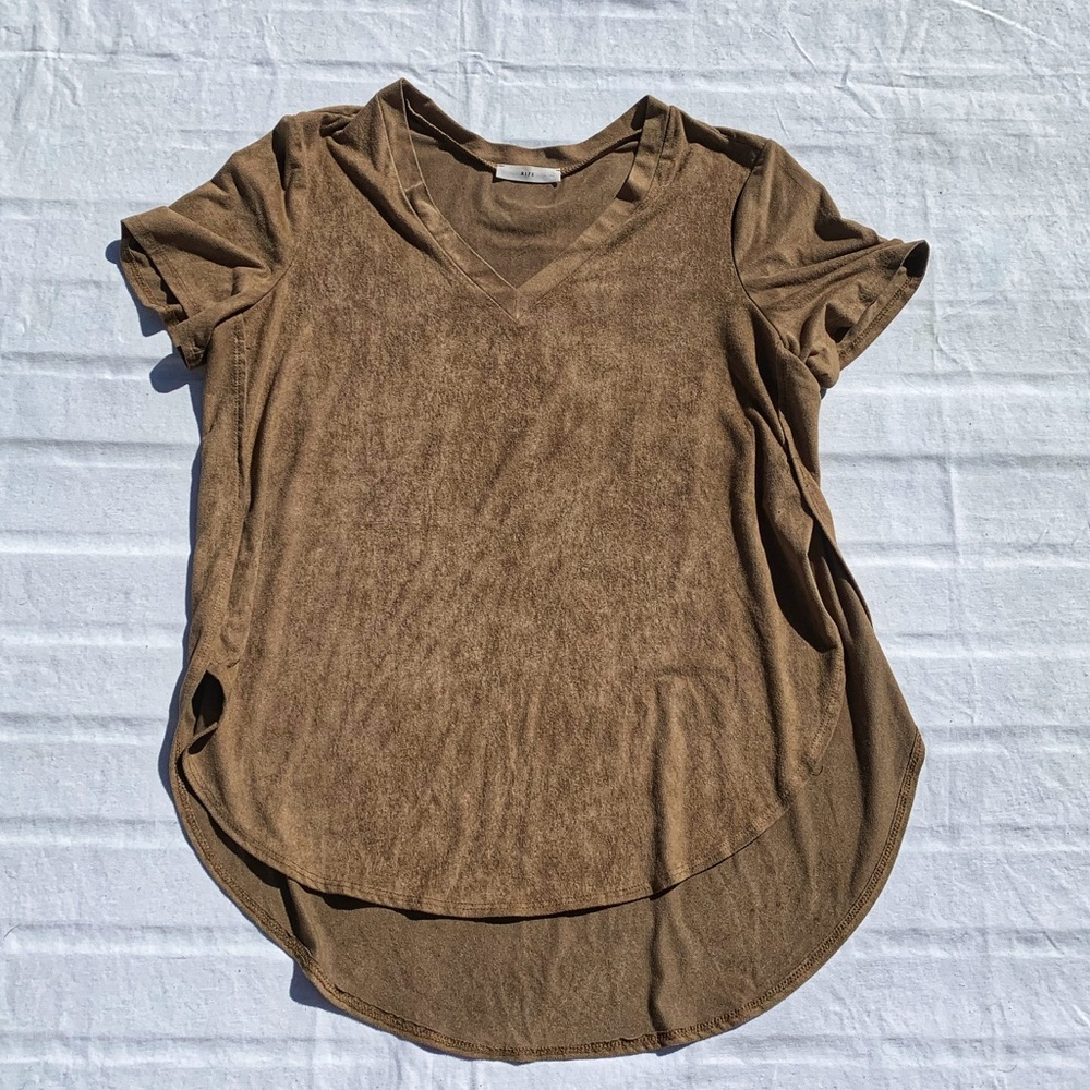 ☀️4/25 Ripe Suede-Look High/Low V-Neck Tee - Picture 3 of 11